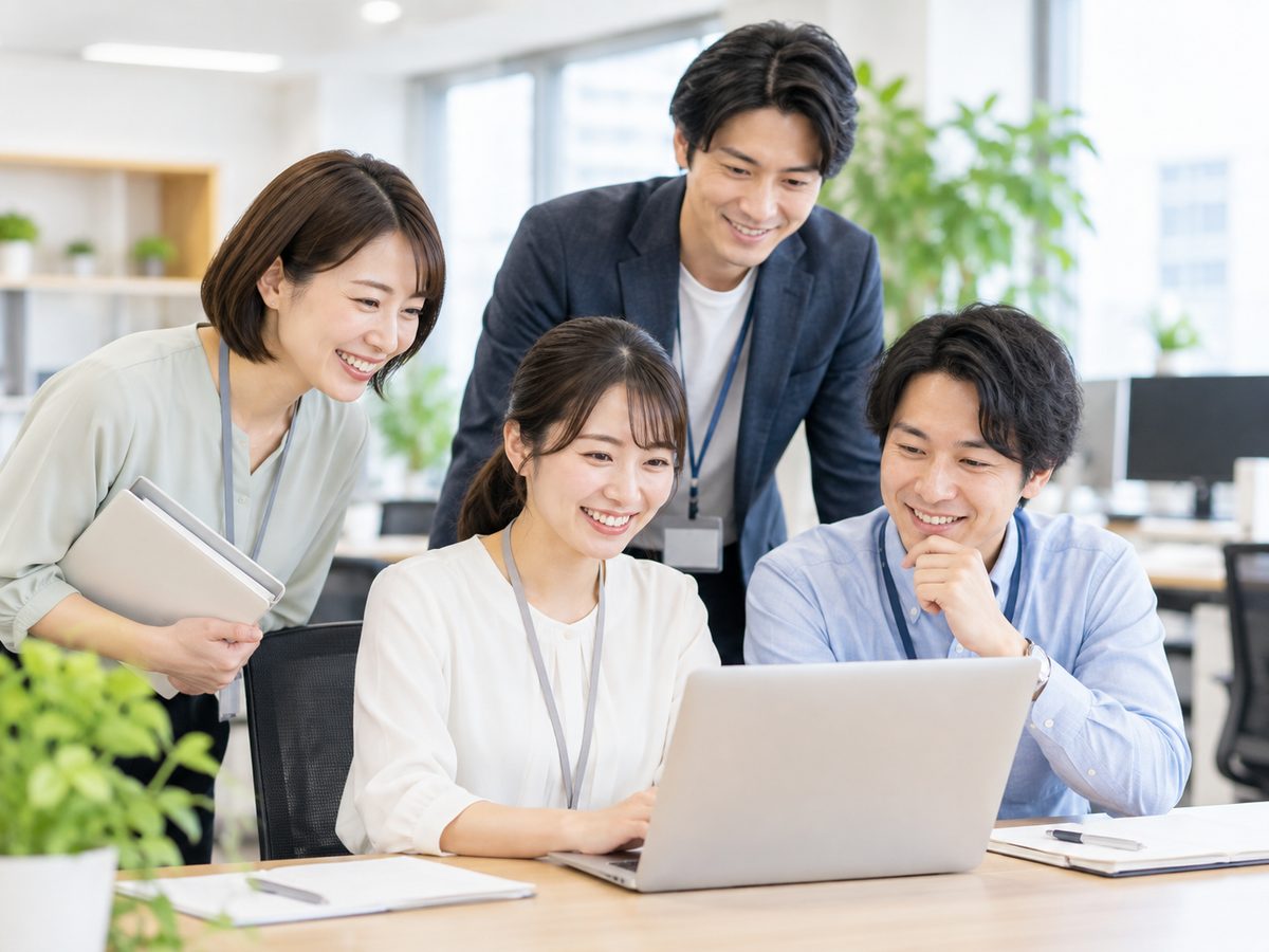 明るいオフィスでスタッフが協力して対応している様子